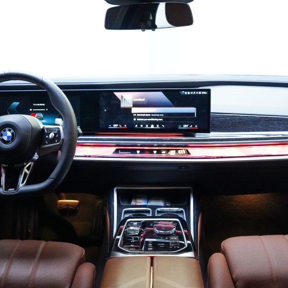 BMW7 1 580x580